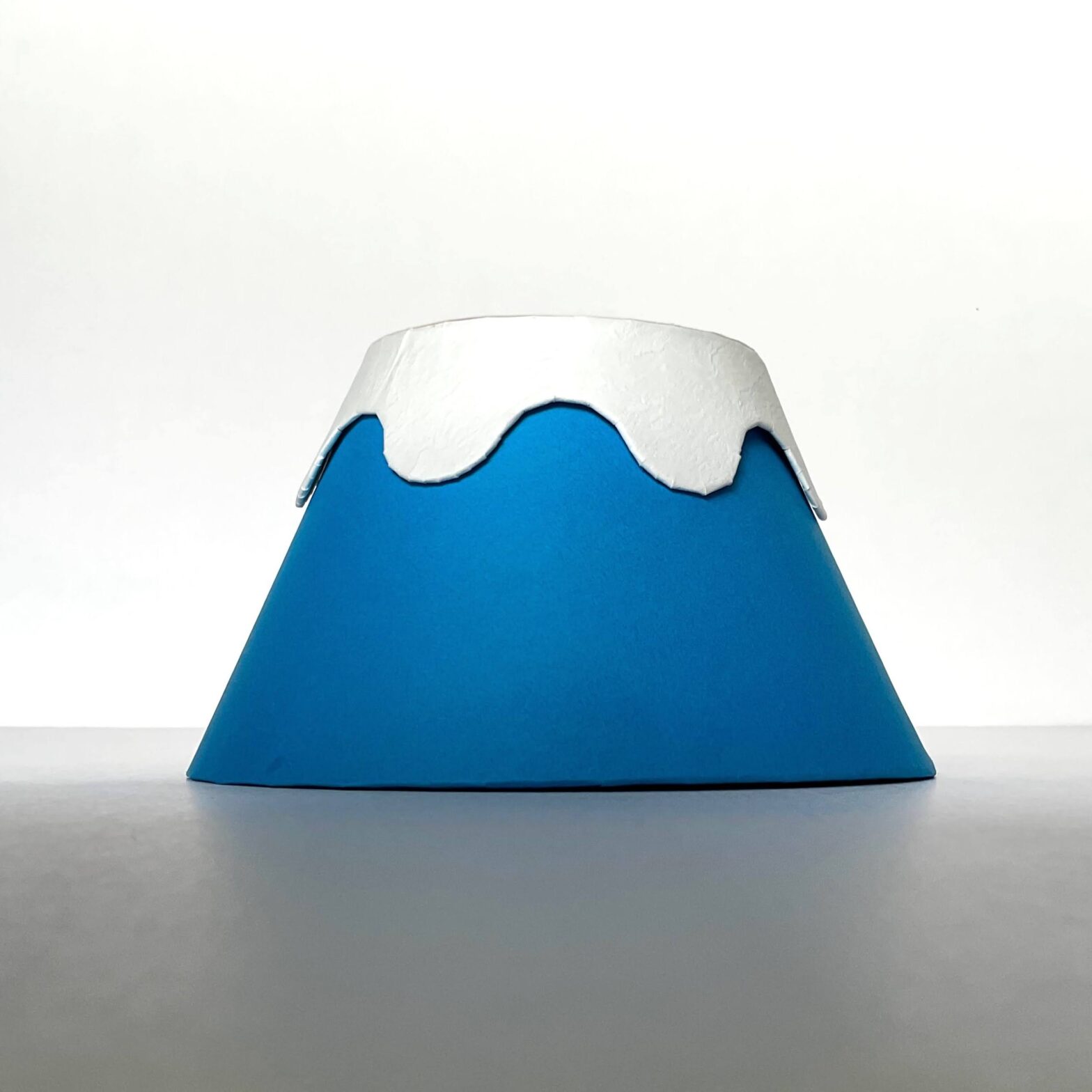 ギフトボックスとして使えるお正月にぴったりな富士山の形をした縁起のいい貼り箱