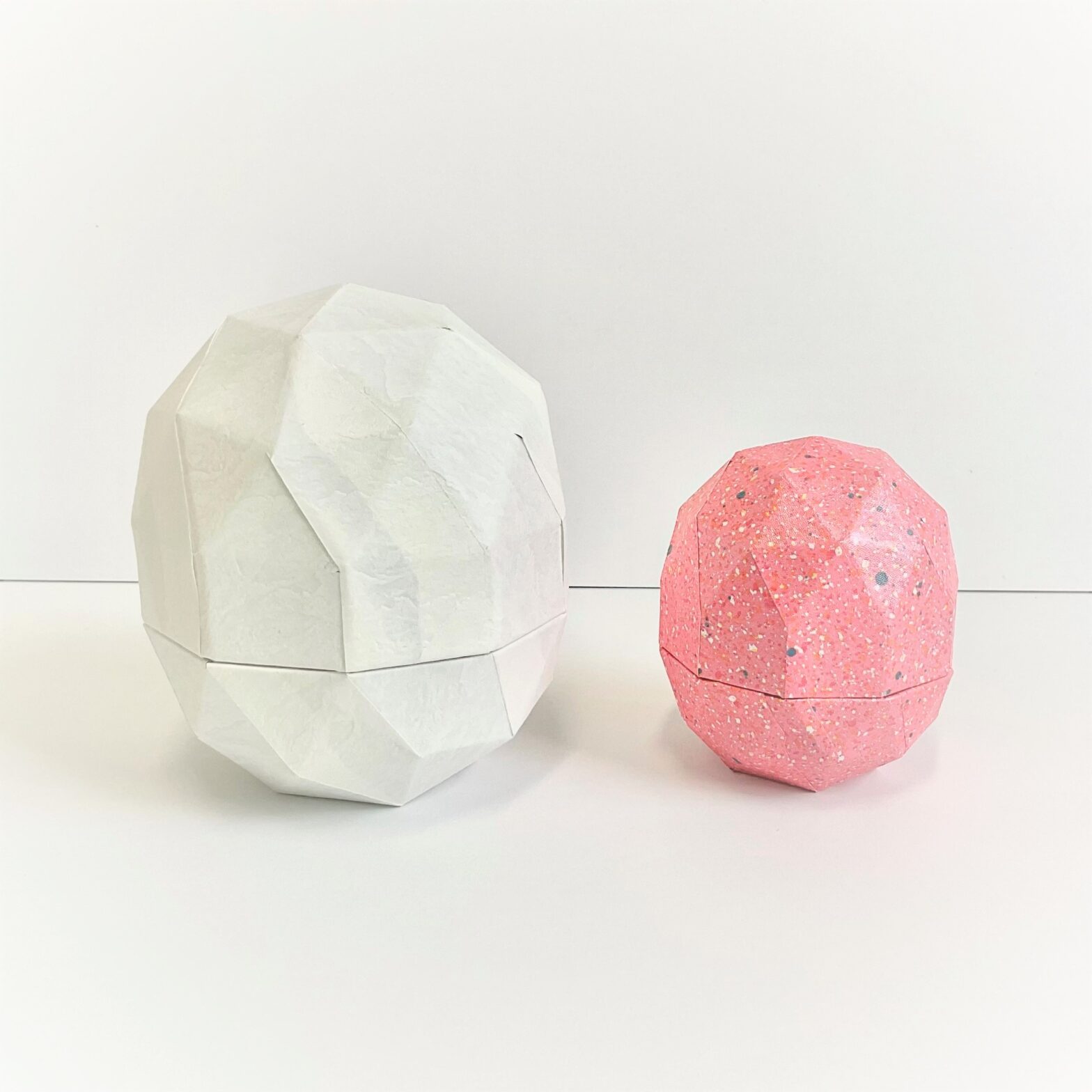 2つのタマゴ型の貼り箱　ギフトボックス【緩衝材・梱包箱・貼り箱の株式会社サンエコー】