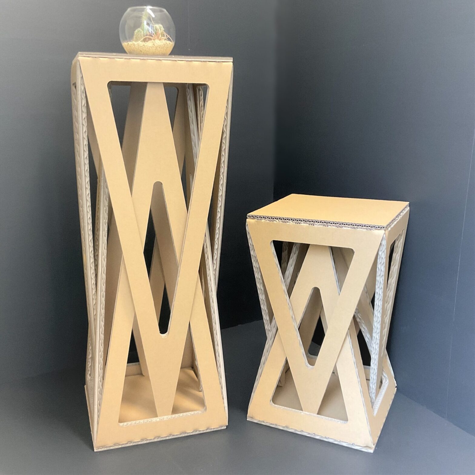 デザイン性のあるダンボール製展示台