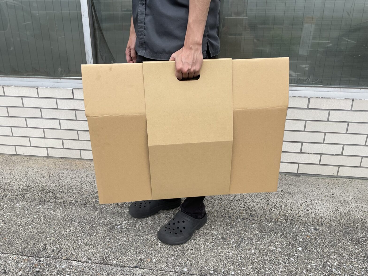 持ち運びに便利なダンボール製折りたたみ椅子