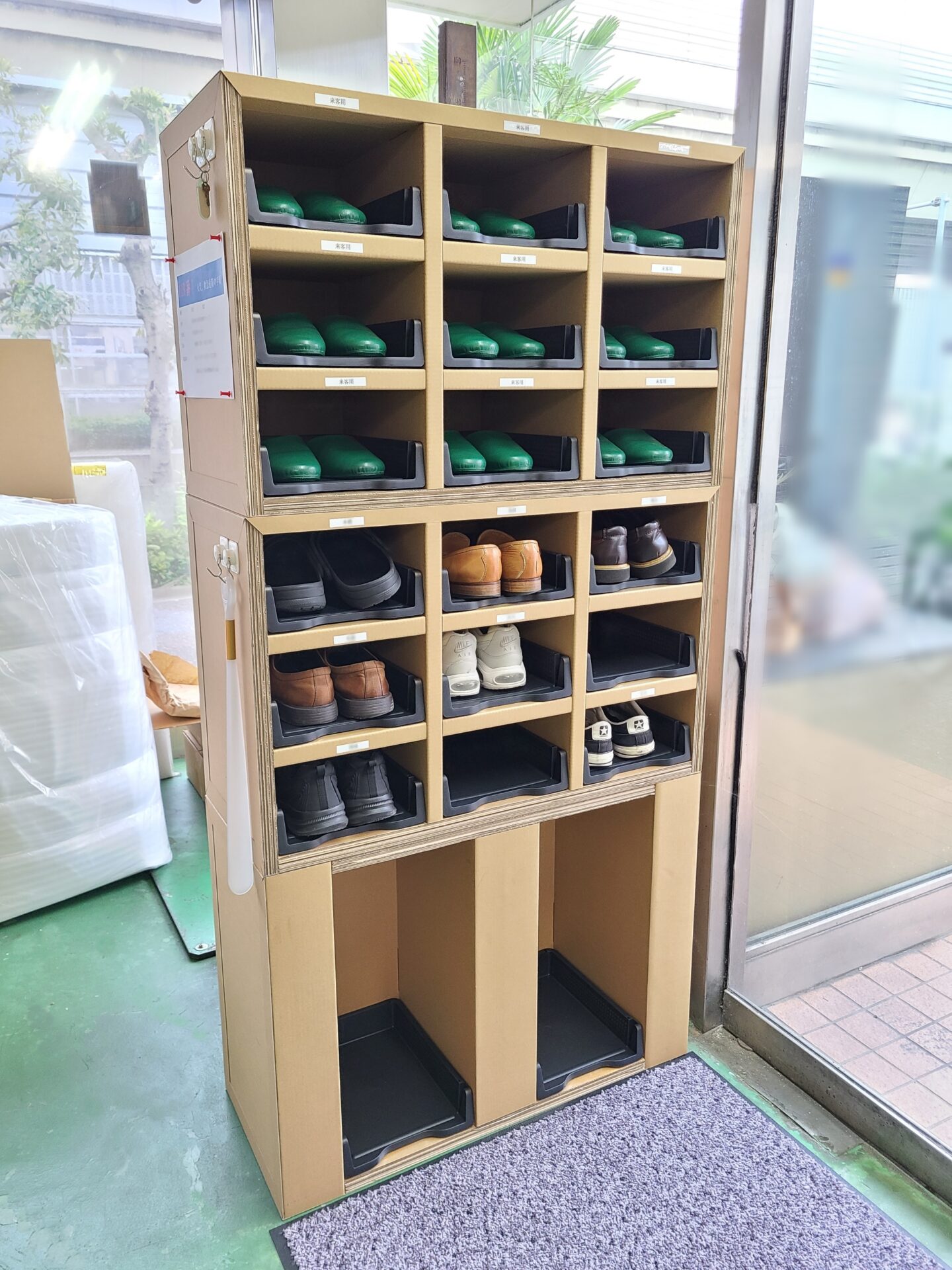ダンボールでできた下駄箱