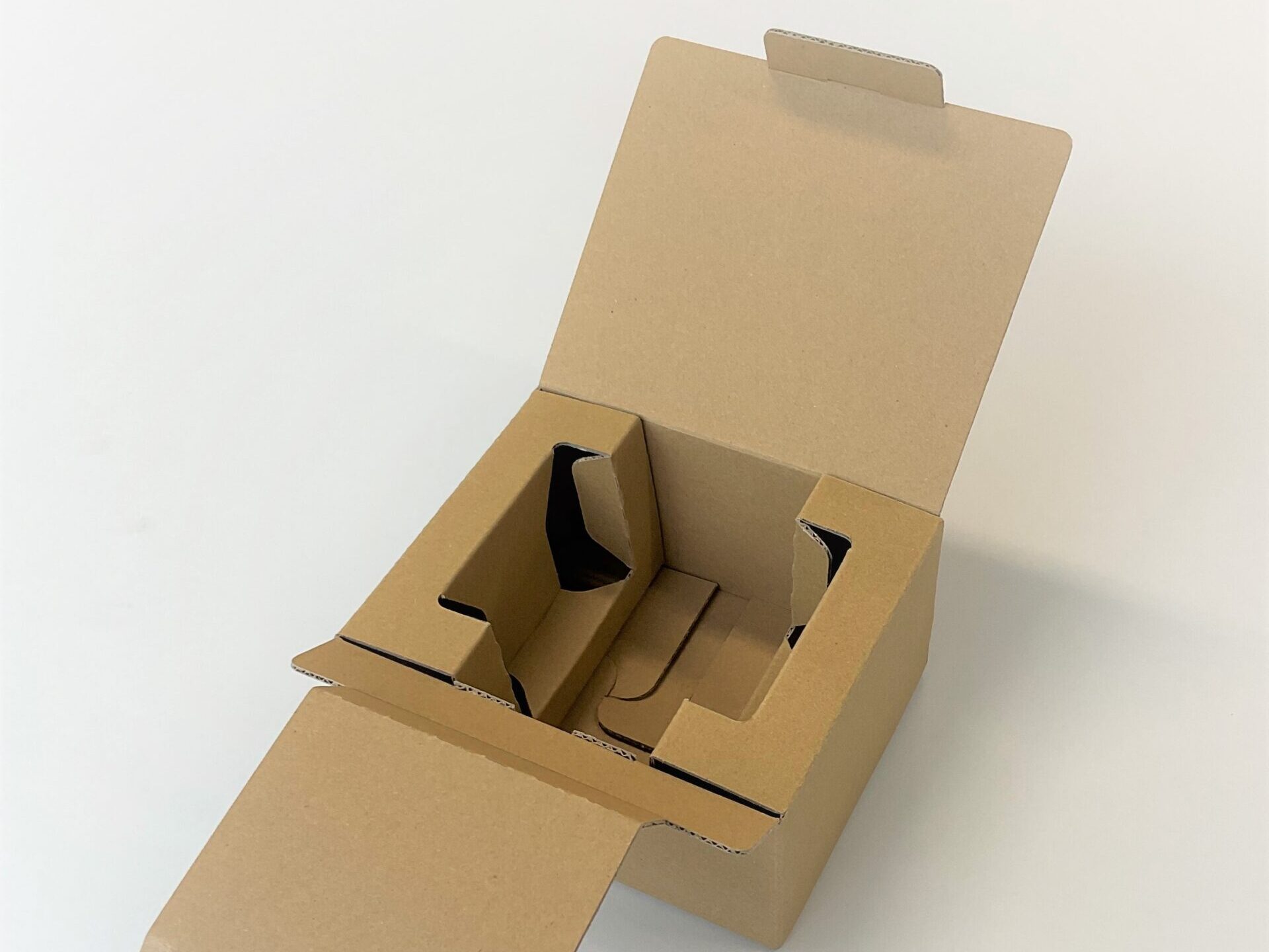 ダンボール製かさばらない緩衝材付き梱包箱