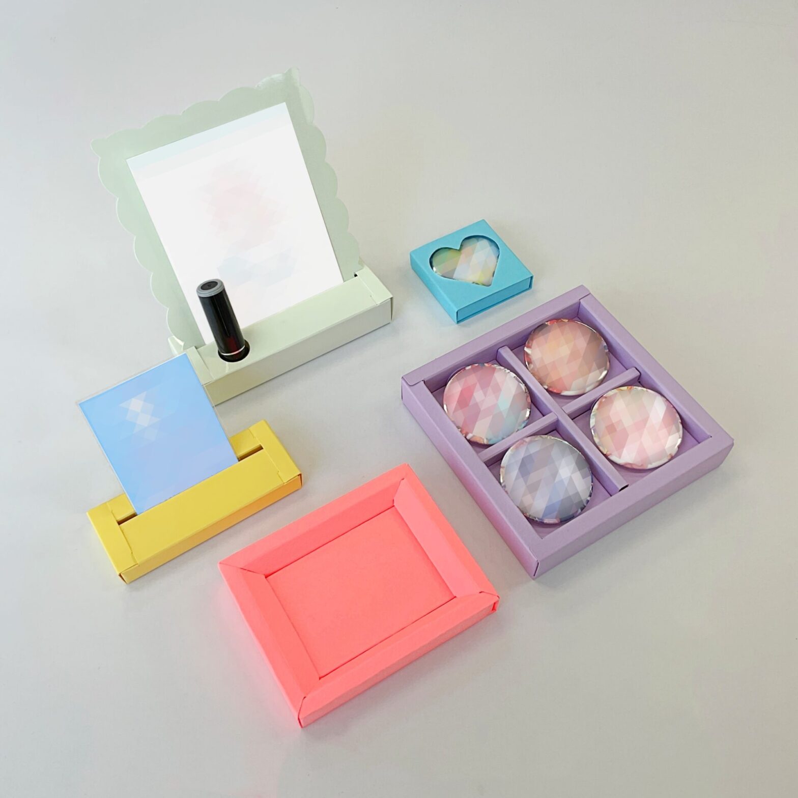 缶バッジやポストカードを飾る箱