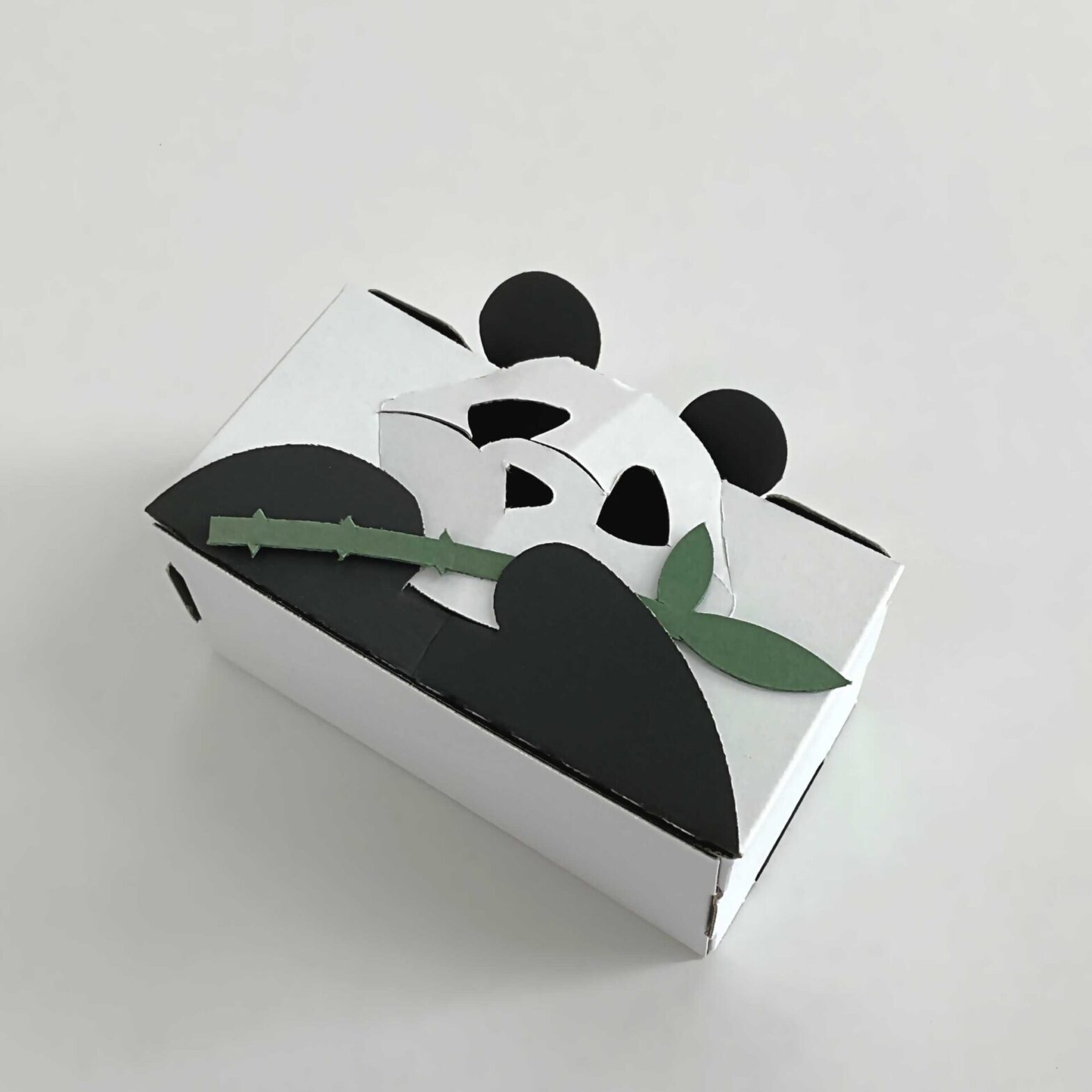 印刷不要、小ロット対応のパンダ型梱包箱